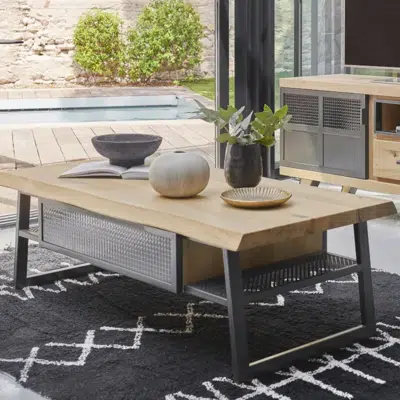 Au salon, j’opte pour une table basse bois et métal
